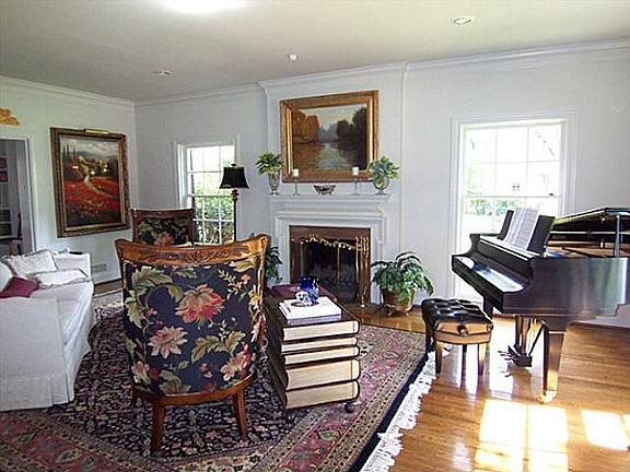 3rd image of 1301 Elmwood Dr