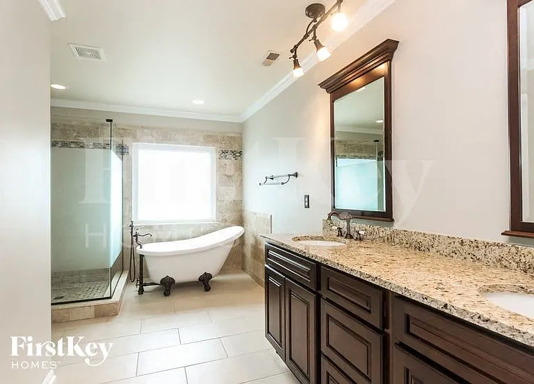 1795 Valleywood Dr — Photo 1