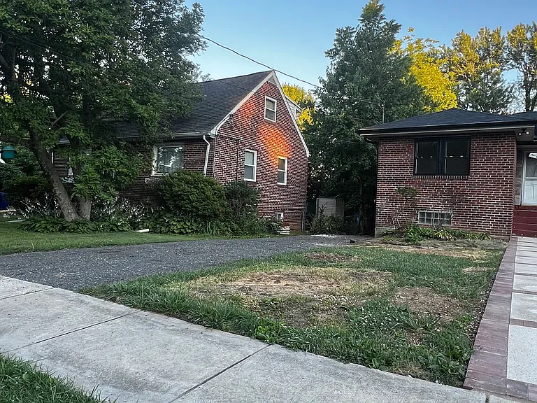 2404 Darrow St — Photo 2
