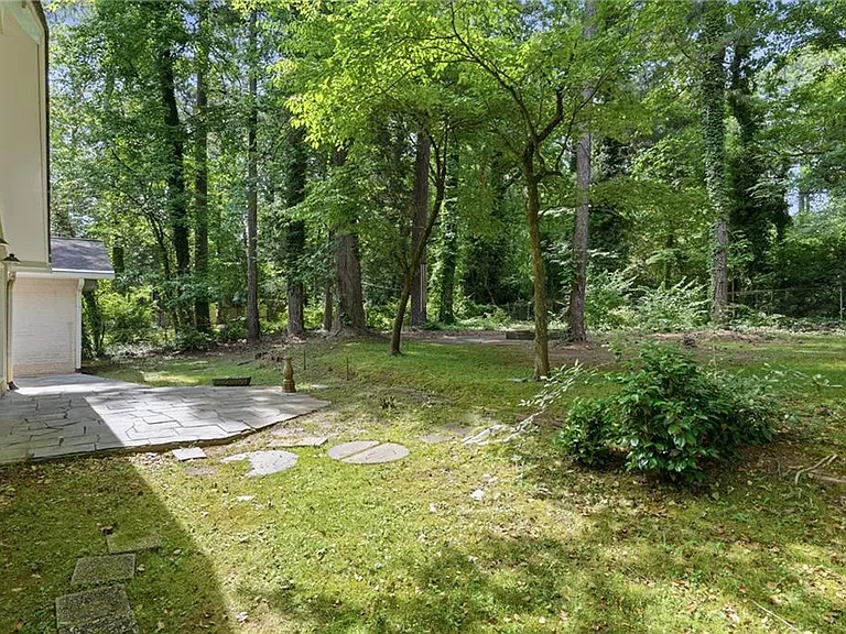 2209 Cherring Ln — Photo 20