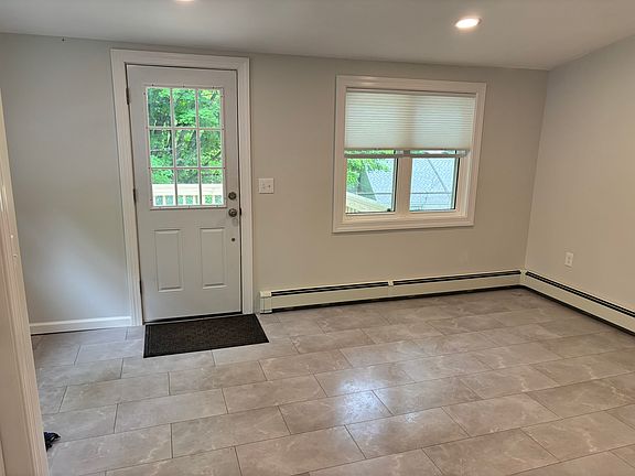 3rd image of 34 Williams St Floor 1