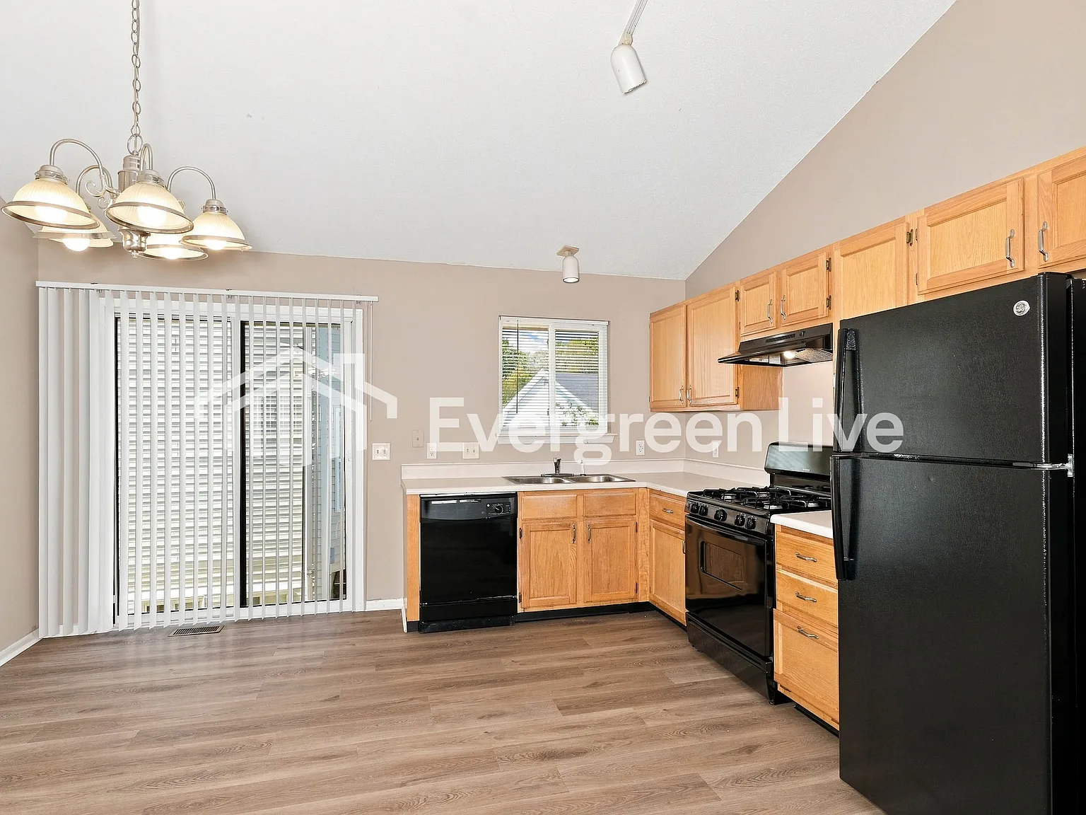 3 bed, 2.0 bath, 1164 sqft, $1,945 — Photo 4