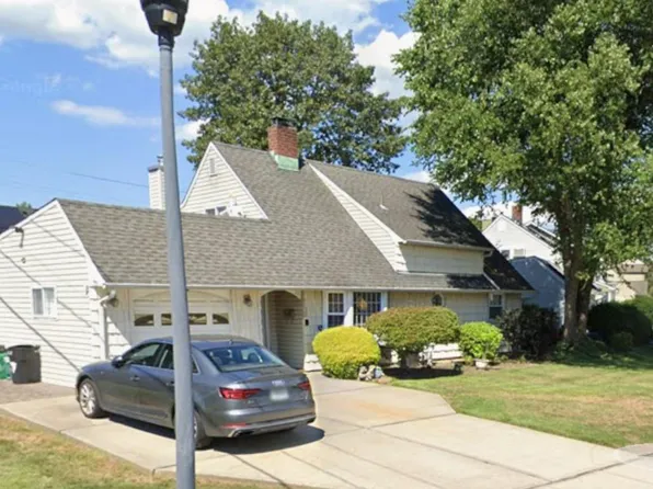 27 Eden Lane, Levittown, NY 11756