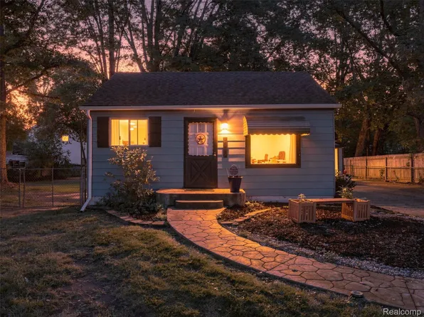 21184 Flanders St, Farmington Hills, MI 48335