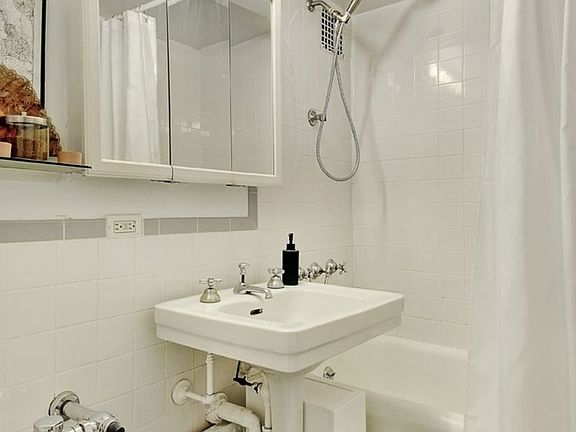 4th image of 312 E 42nd St #2204