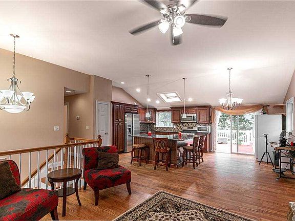 4th image of 49 Poplar St