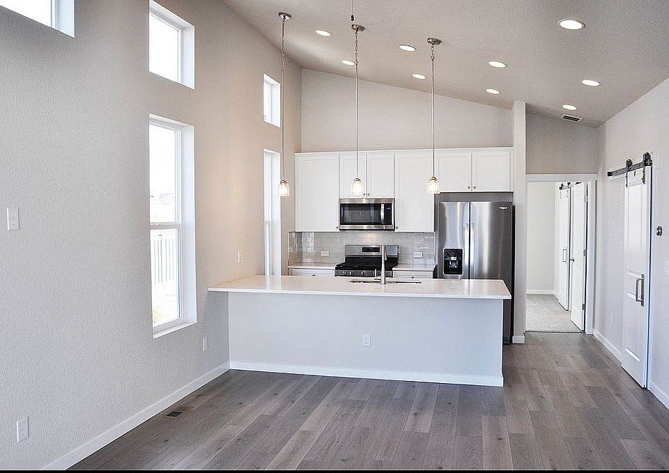 2nd image of 6872 Lily Mountain Ln