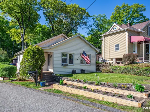42 Main Beach Rd, Ringwood, NJ 07456