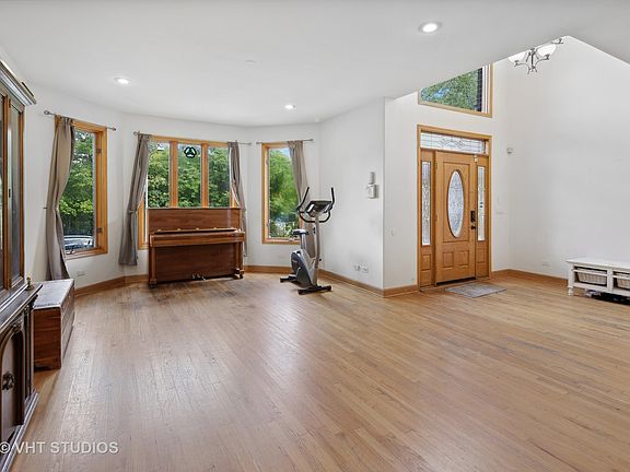 4th image of 4353 W Bryn Mawr Ave