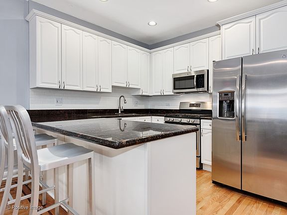 2nd image of 2732 N Lincoln Ave APT 4