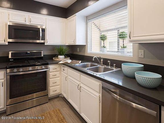 3rd image of 254 N Mar Vista Ave Unit 5