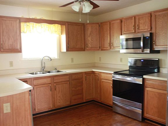 3rd image of 402 Goose Meadow Dr