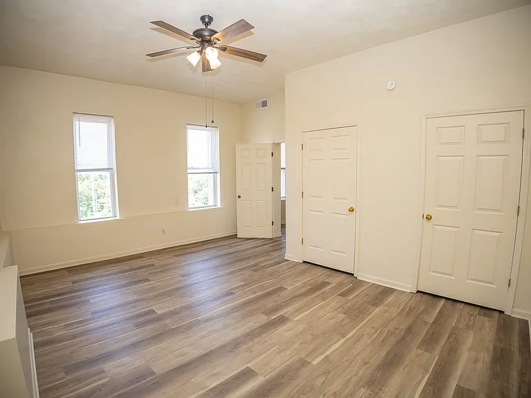 901 Jackson St E — Photo 13