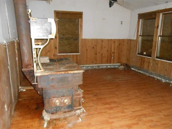 4th image of 143 Bellport Ave