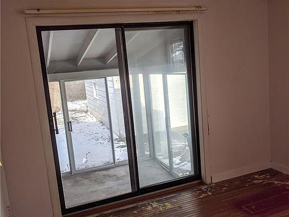 4th image of 139 Hinman Ave