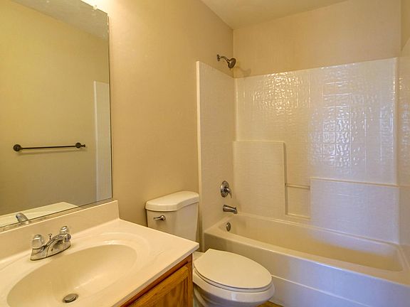 4th image of 129 Lakes Edge Dr