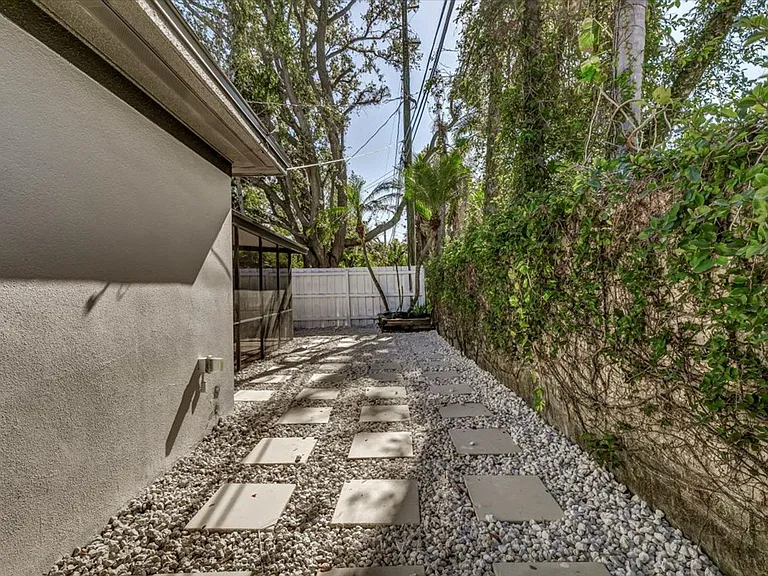 525 Lamara Way NE — Photo 47