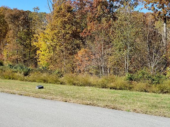3rd image of 319 W Mountain Dr
