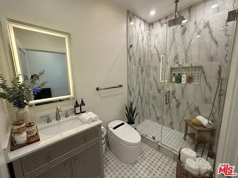 1000 S Sherbourne Dr — Photo 5