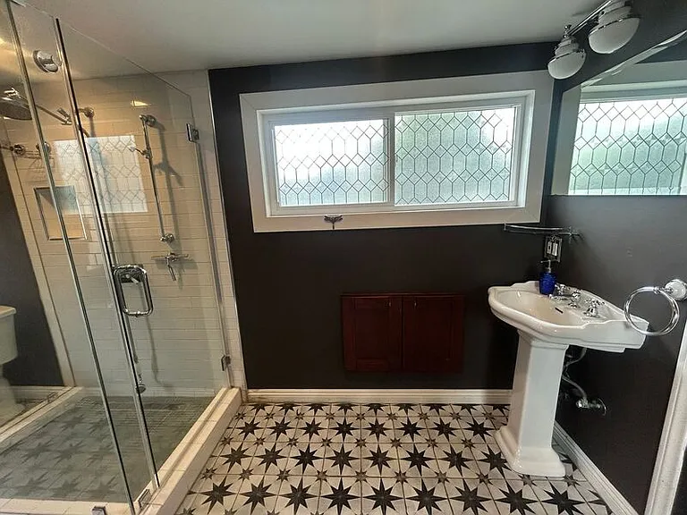 514 E Howard St — Photo 18