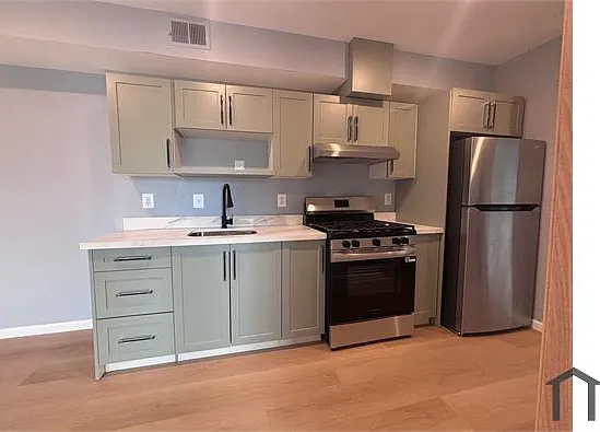 3 bed, 800 sqft, $2,495 — Photo 2