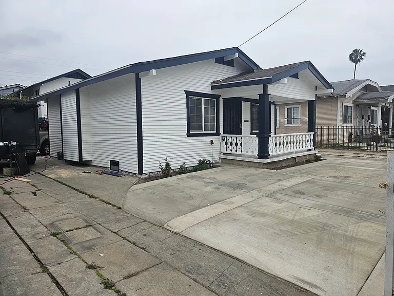 1092 Gardenia Ave — Photo 3