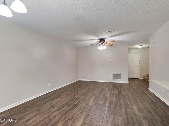 5th image of 912 Bradley Bell Dr