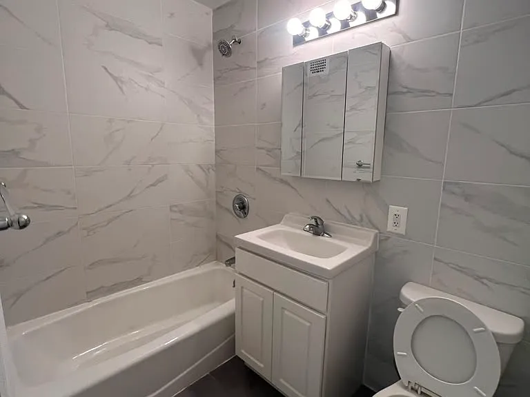 14454 Roosevelt Ave #1F — Photo 10