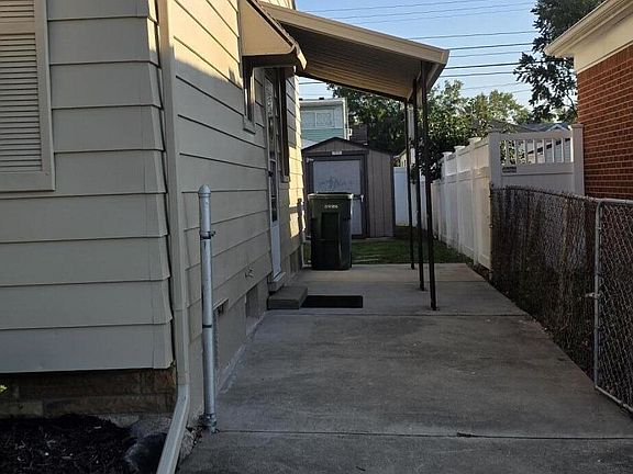 2nd image of 882 Mill St