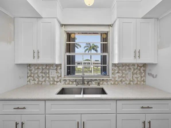 1 Golfs Edge #F, West Palm Beach, FL 33417