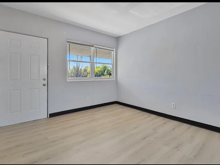 474 E Norwich Ave — Photo 2