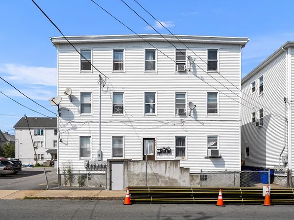 992 Pine St, Fall River, MA 02720