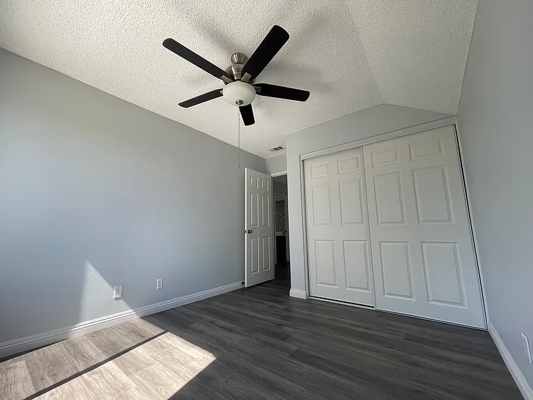 BR2 closet and ceiling fan