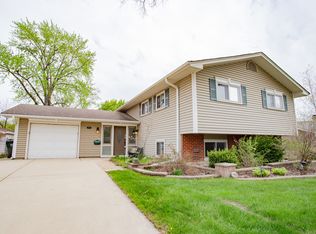 1685 Kent Rd, Hoffman Estates, IL 60169