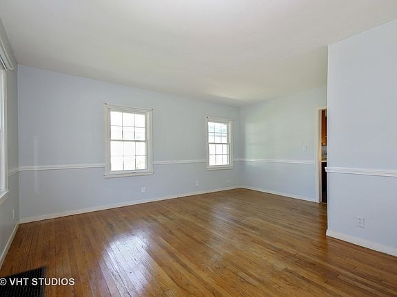 2nd image of 1621 Stratford Ct