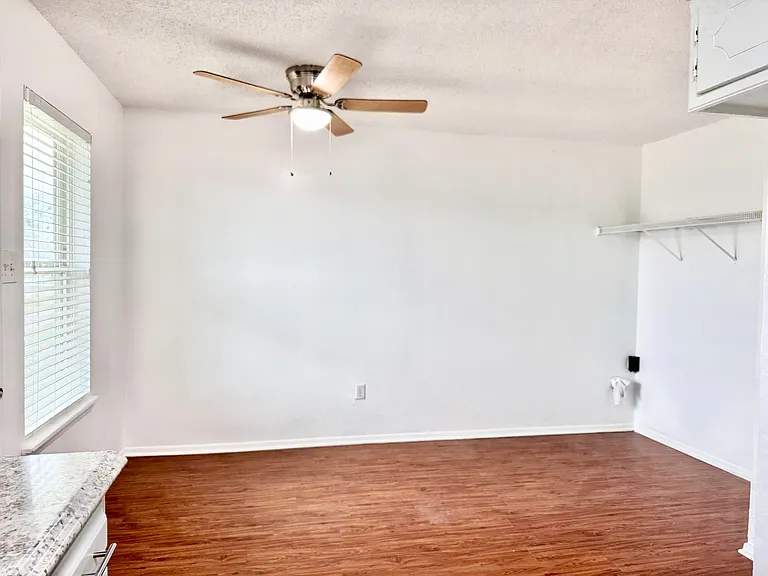 441 SW Thomas St #D — Photo 11