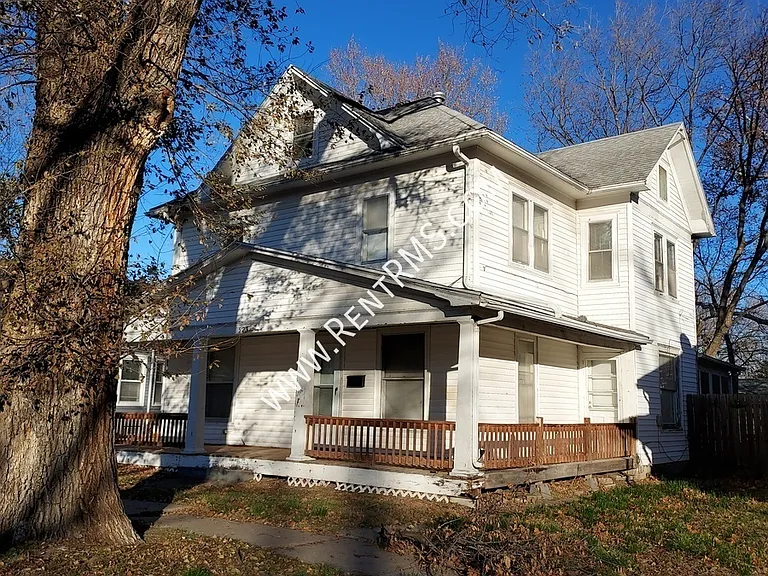 524 NE Freeman Ave — Photo 1