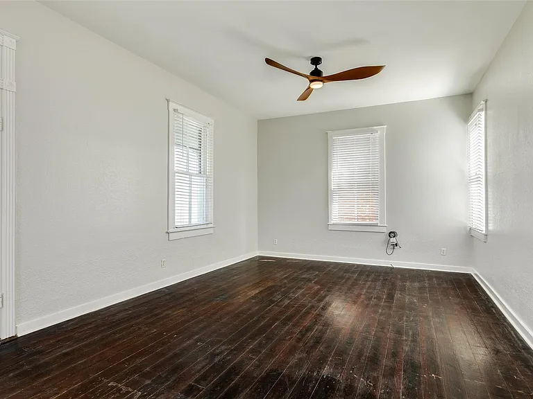 1407 Winnie St — Photo 14