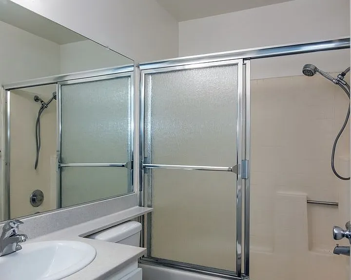 6438 Vineland Ave — Photo 12