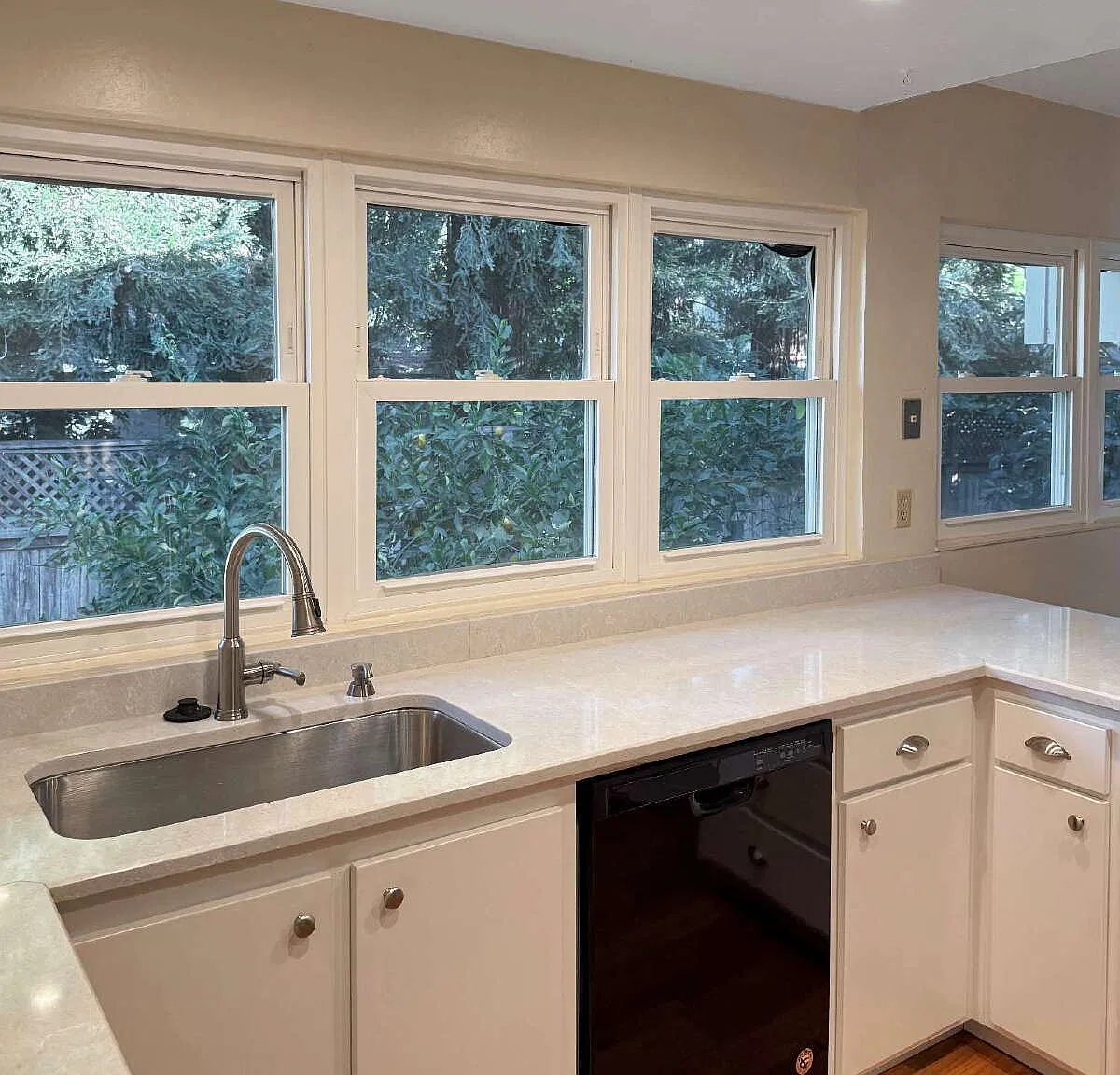 4 bed, 3.0 bath, 2202 sqft, $5,000 — Photo 4