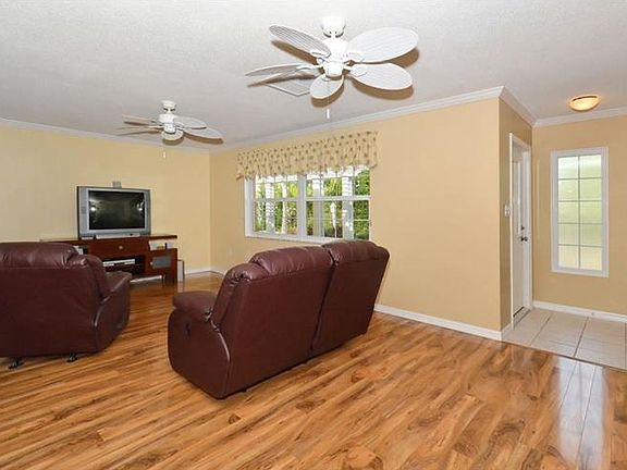 4th image of 445 Bob Hope Dr