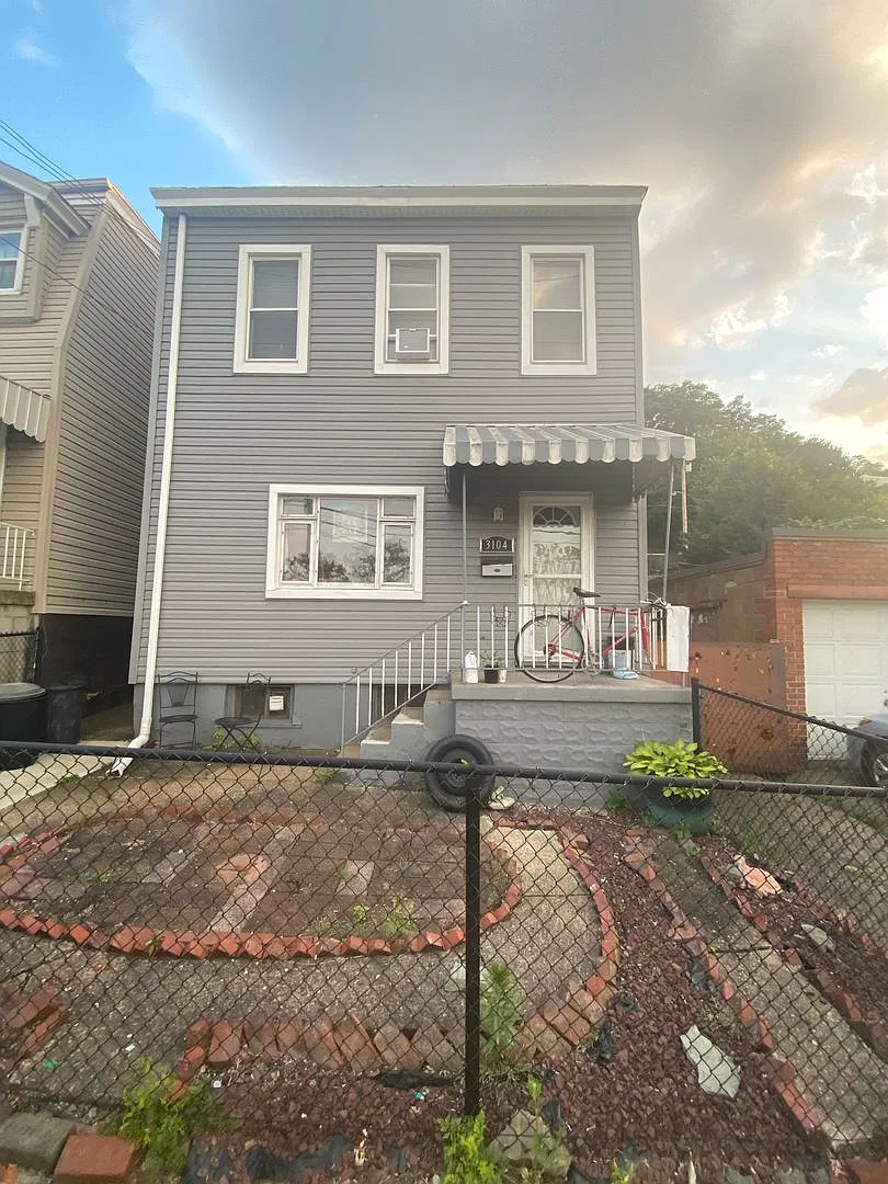 South Side - 2 Bedroom, 1 Bath Apartment - large back yard — Photo 1