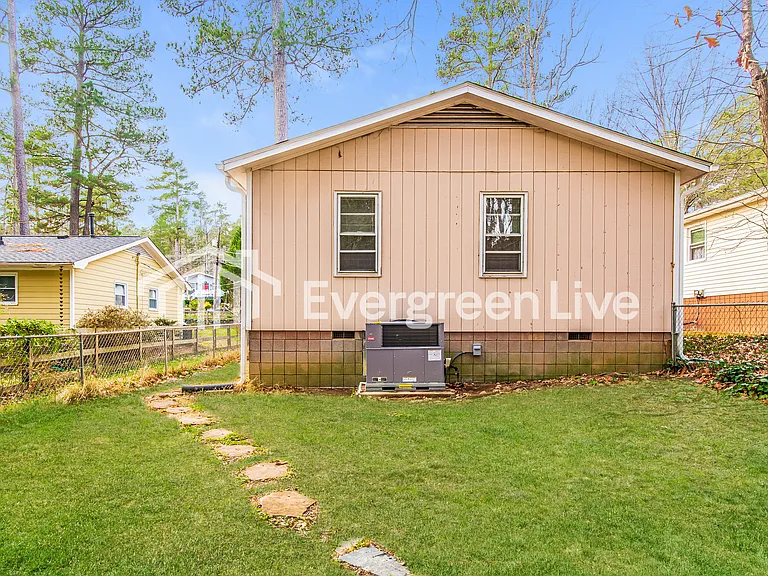 2716 Shaftsbury St — Photo 15