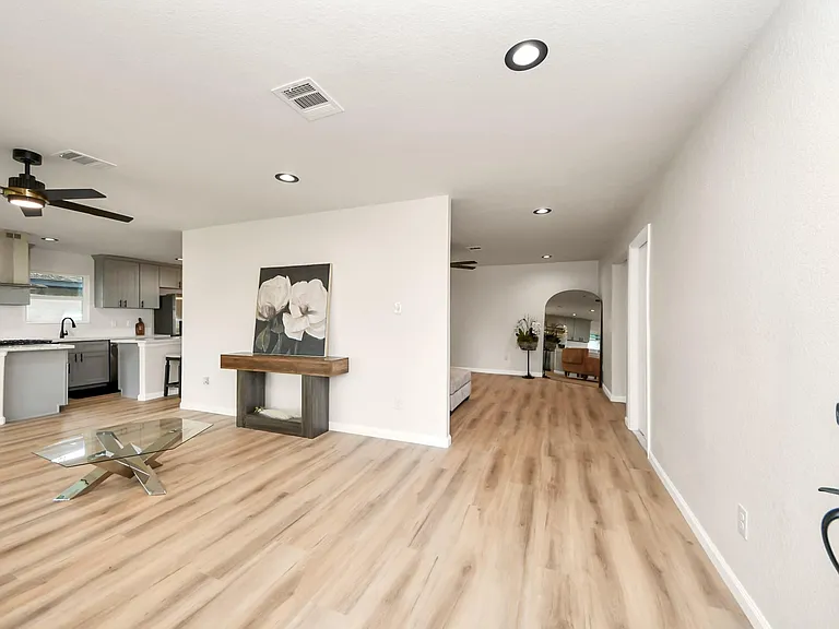 2407 Crestdale Dr — Photo 2