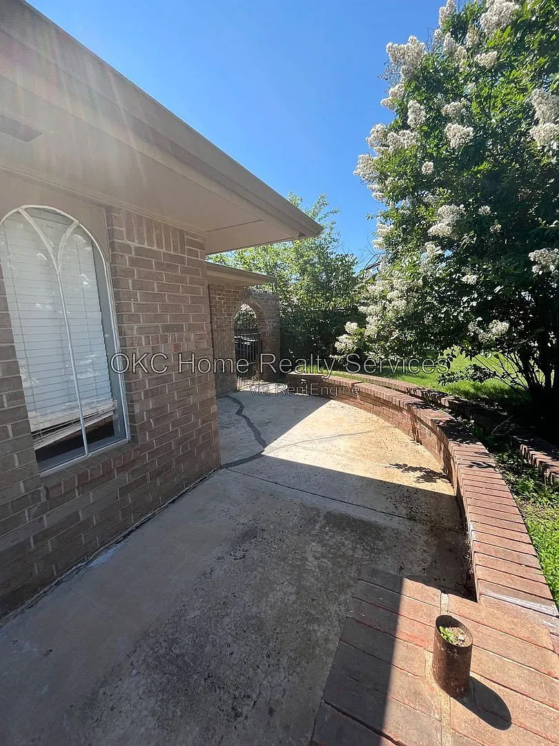 2 bed, 2.0 bath, 1200 sqft, $1,200 — Photo 2