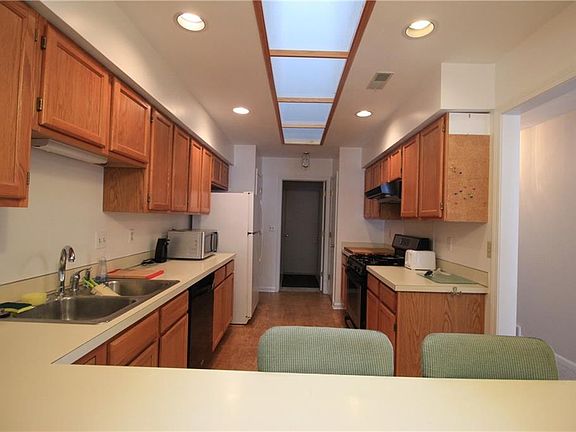 4th image of 419 Summerhaven Dr N