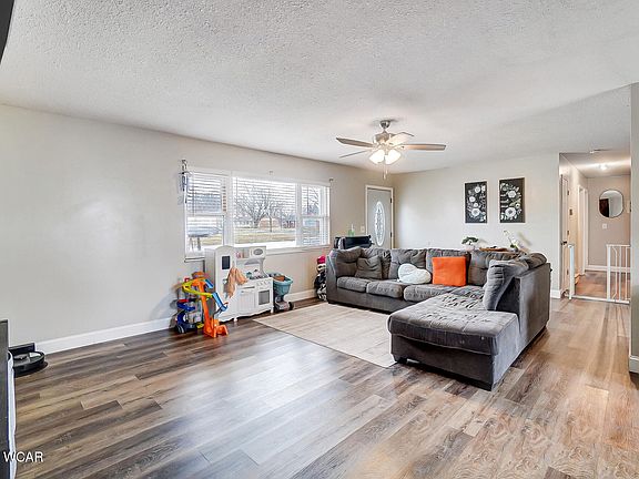 3rd image of 901 Laurel Dr