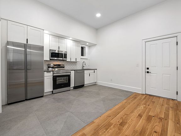 3rd image of 1121 Dayton St #102