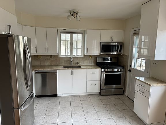 3rd image of 166 Paterson Ave Floor 1