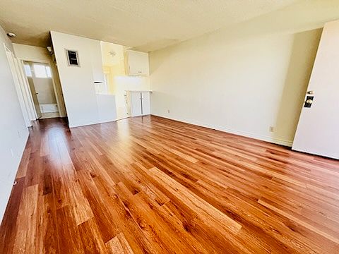 4th image of 15215 S Raymond Ave #10